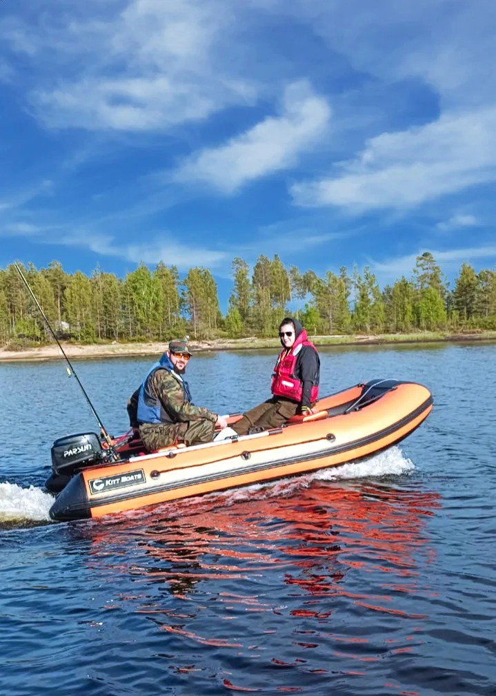 Два рыбака в лодке KITT BOATS на спокойной воде