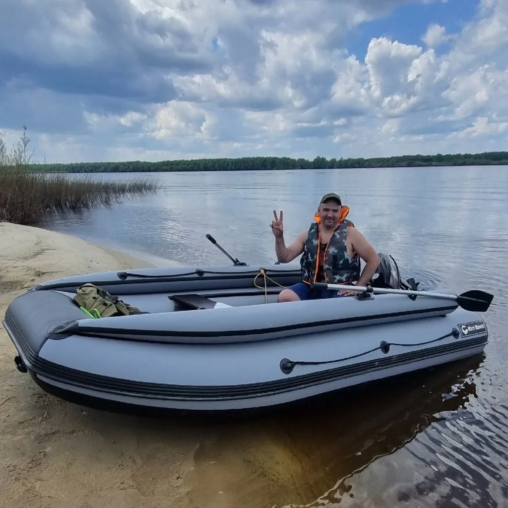 Владелец в серой лодке KITT BOATS у песчаного берега