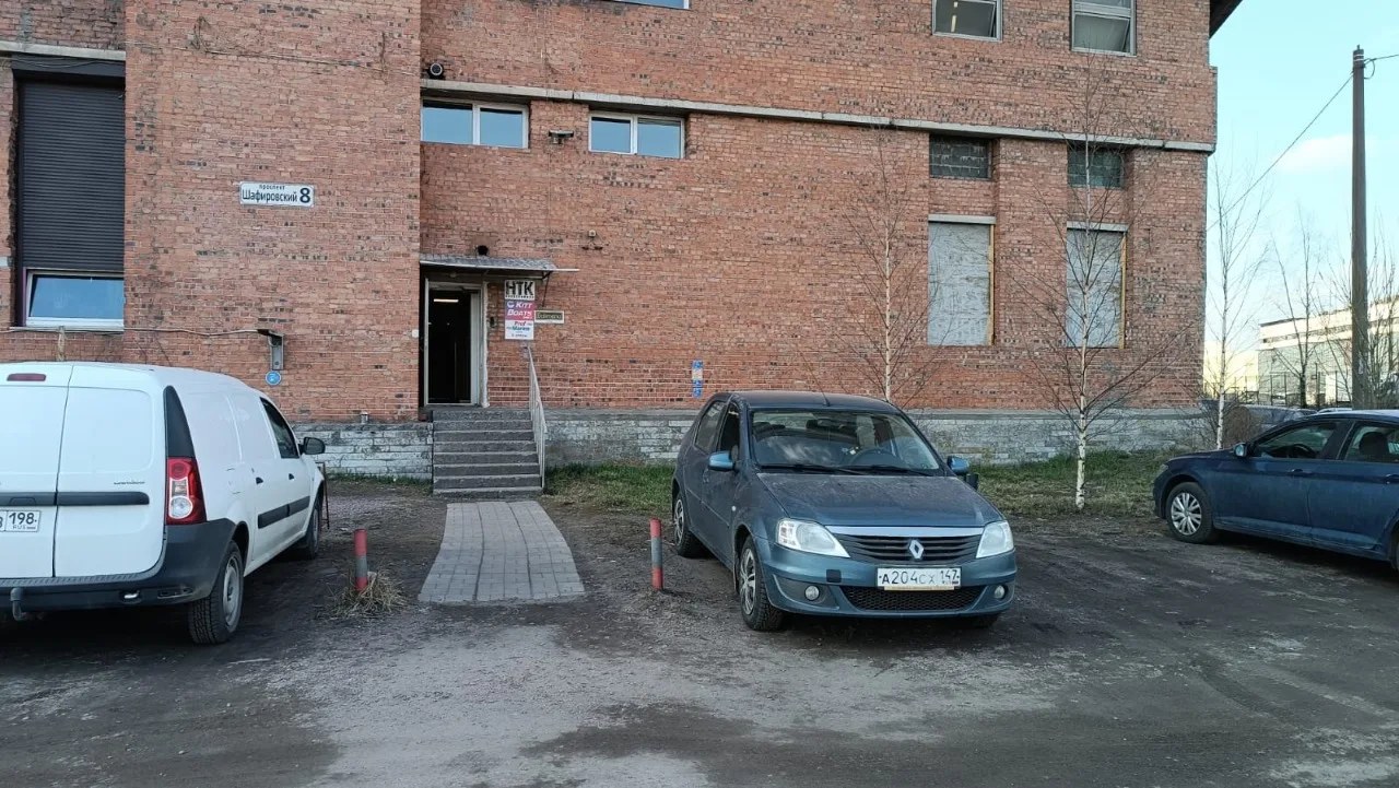 Фасад здания магазина «Рыбацкий дисконт» на Шафировском проспекте, 8 в Санкт-Петербурге